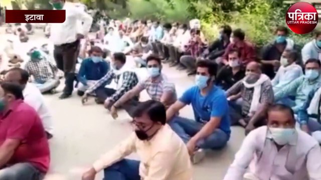 इटावा में CDO के खिलाफ 471 ग्राम पंचायतों के सचिवों ने मोर्चा खोल शुरू किया प्रदर्शन