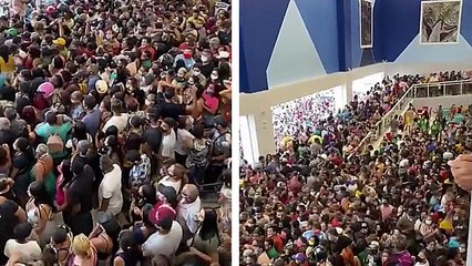 Une énorme foule pour l'inauguration d'un magasin en pleine pandémie du COVID-19