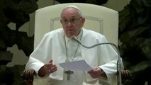 El Papa evita acercarse a los fieles en su audiencia semanal pero tampoco lleva mascarilla