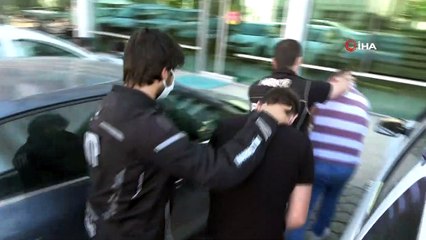 Evlerinde 1 kilo esrarla yakalandılar