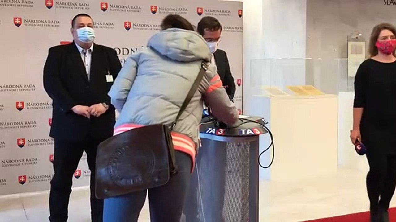ZÁZNAM: Brífing ministra zdravotníctva M. Krajčího a hlavného hygienika J. Mikasa