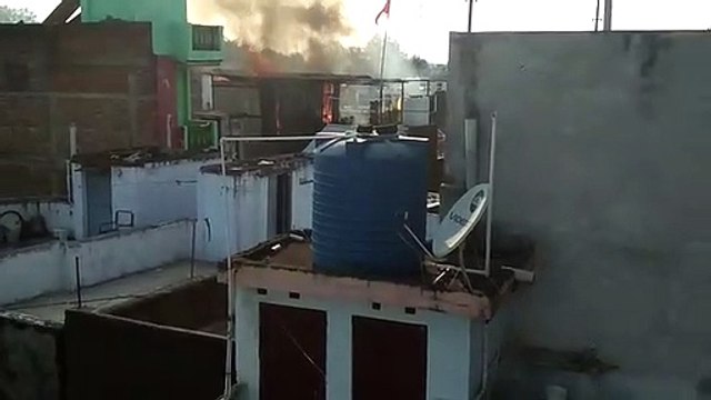गैस वेल्डिंग वाले सिलेंडर में लगी आग घर की छत उड़ी, पूरे इलाके में दहशत- देखें वीडियो