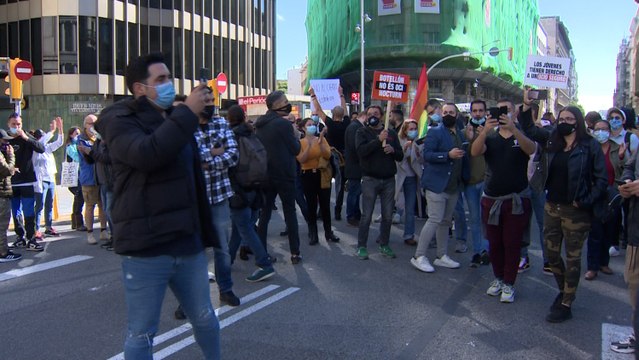 Trabajadores de la restauración cortan Via Laietana