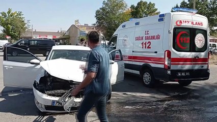 Araçlar kavşakta çarpıştı: 1'i ağır 3 yaralı