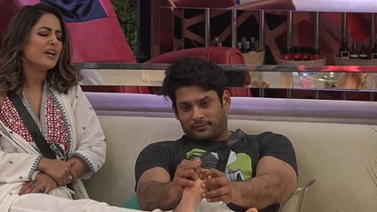 Bigg Boss 14; Sidharth Shukla ने दबाएं Hina Khan के पैर, Gauhar ने भी की डिमांड | FilmiBeat