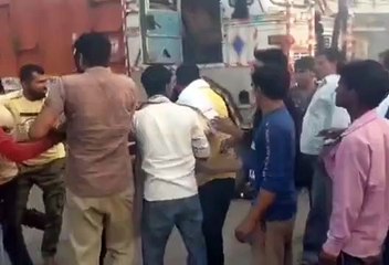 बाइक का संतुलन बिगड़ने से बाइक ट्रक में फंसी, बाइक सवार युवक हुआ घायल