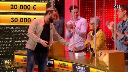 Cyril Hanouna offre un téléphone portable dernier cri à Najoua qui a perdu le sien !