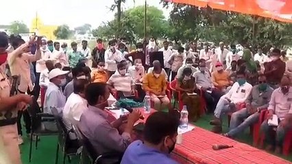 लाइनमेंन ग्रामीणों से अवैध रुपये लेना पड़ा महंगा, कलेक्टर से शिकायत करने पर मौके पर ही किया सस्पेंड