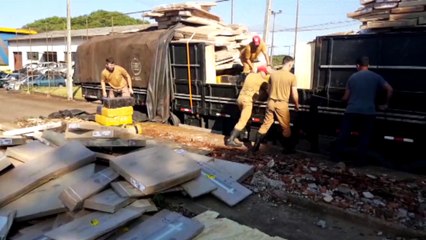 PRE de Cascavel apreende caminhão carregado com maconha na PR-585