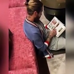 El comentadísimo vídeo de Sergio Ramos leyendo un libro sobre Dalí