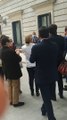 Abascal, ovacionado a las puertas del Congreso tras el fracaso de la moción de censura