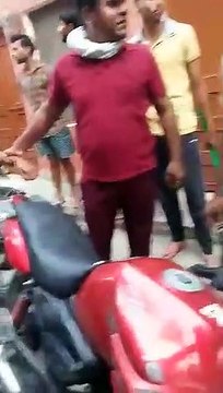 छात्रा से छेड़छाड़ कर रहे शोहदे को परिजनों ने की पिटाई