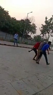 आगरा- शराब के नशे में दो युवकों में हुई जमकर मारपीट