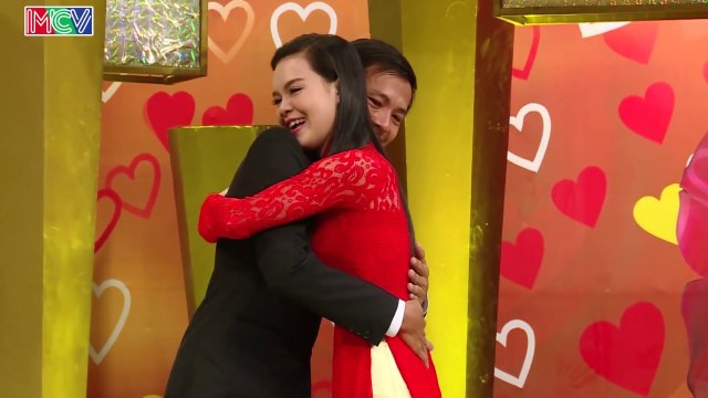 Vợ trẻ BẬT KHÓC sướt mướt ngay trên SÂN KHẤU vì câu chuyện sống chung với NHÀ CHỒNG | VCS