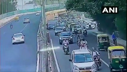 డ్రైవర్‌ ఉన్మాదం: కారు బానెట్‌పై ట్రాఫిక్‌ పోలీసు