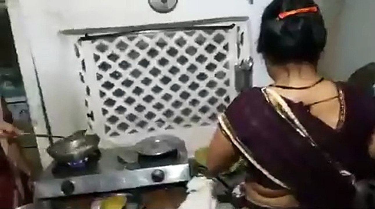 जनता को रिझाने कांग्रेस प्रत्याशी ने मतदाता के घर खुद बनाया खाना, साथ बैठकर खाया भी