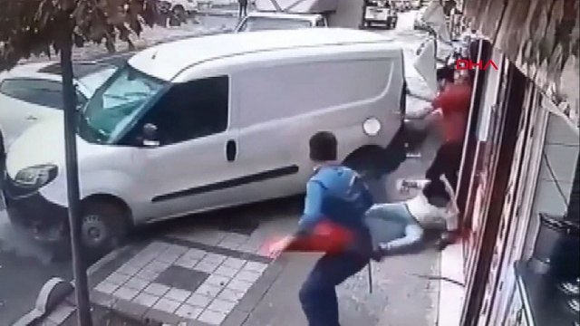 Bağcılar'da kaldırımdaki gençlerin ölümden döndüğü anlar kamerada