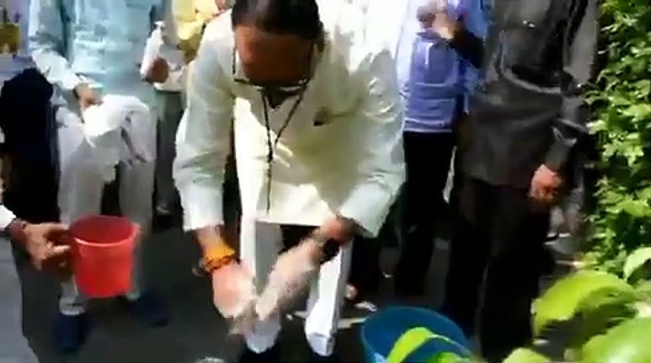 ग्लोबल हैंडवाशिंग दिवस पर मुख्यमंत्री योगी आदित्यनाथ के आवाहन पर कानून मंत्री बृजेश पाठक ने भाग लिया