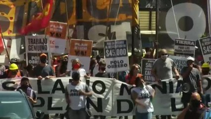 Скачать видео: Masiva protesta de argentinos por una subida del salario mínimo