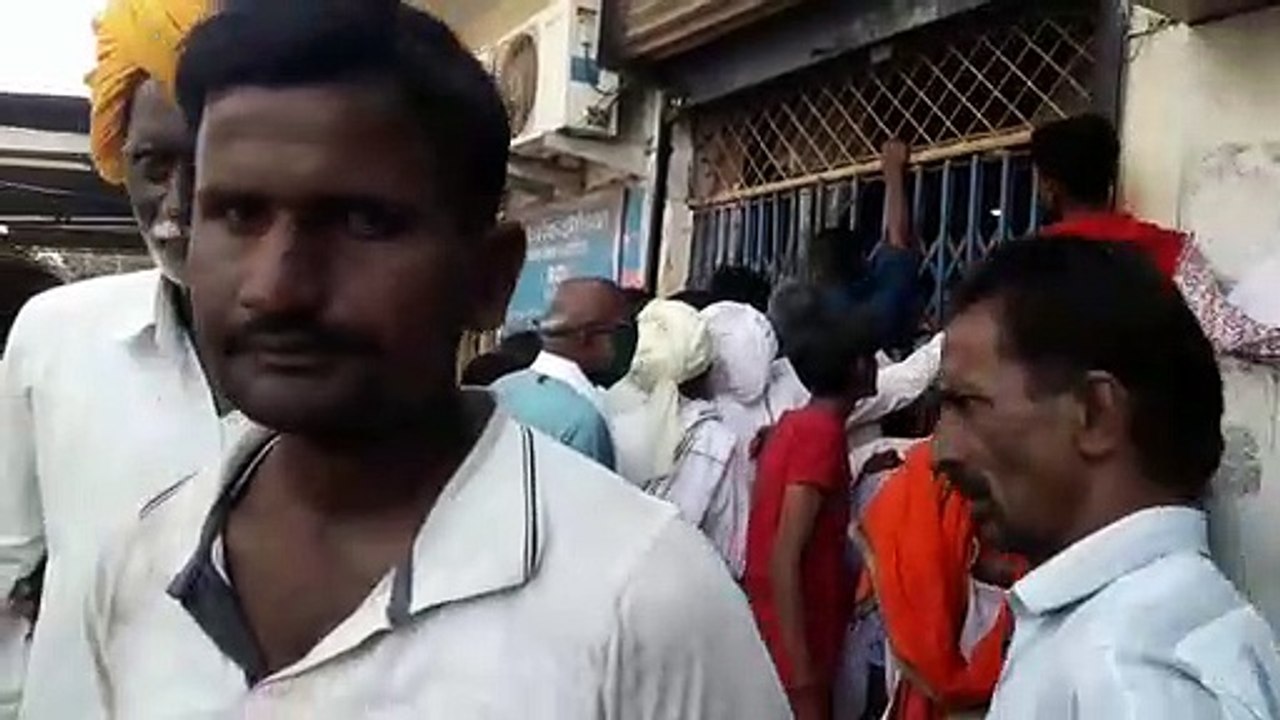 मोहन बडोदिया बैंक ऑफ इंडिया शाखा प्रबंधक पर ग्रामीणों अभद्रता करने का आरोप लगाया