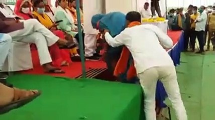 मंच पर आई बुजुर्ग महिला सीढ़ी पर लड़खड़ा कर पैरों में गिरी, भाषण दे रहे नेताजी रुके नहीं, बोले-बाद में सुनते हैं