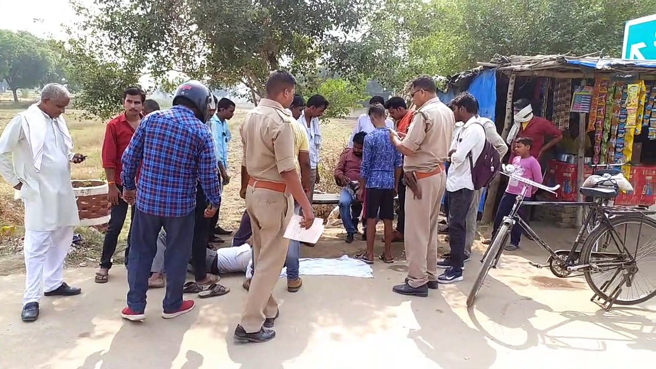 तेज गति कार ने बाइक सवार को मारी जोरदार टक्कर 2 लोग हुए घायल