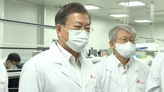 문 대통령, 코로나 백신 개발 연구소 방문... 범정부적 지원 / YTN