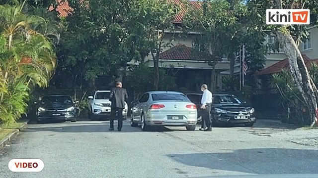 Kereta dengan tulisan 'Istana Negara' di luar rumah Muhyiddin