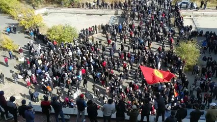 احتفالات في قرغيزستان بعد إعلان الرئيس سورونباي جينيبكوف استقالته