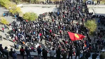 احتفالات في قرغيزستان بعد إعلان الرئيس سورونباي جينيبكوف استقالته