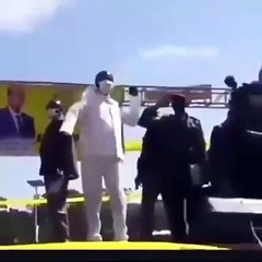 Alpha Condé danse pendant que l’hymne de la Guinée est exécuté