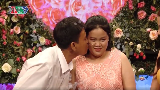 Cô nàng mũm mĩm NGẠI NGÙNG khi chàng trai NẮM TAY và HÔN không rời ngay trên sân khấu BMHH