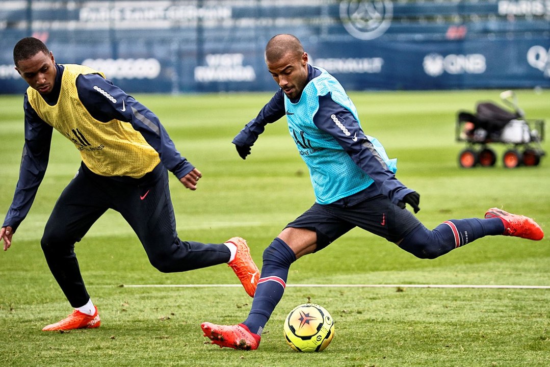 Replay: Entraînement veille de Nîmes Olympique v Paris Saint-Germain  (581)