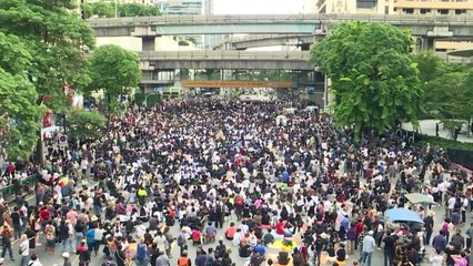 Tailandeses desafiam a monarquia