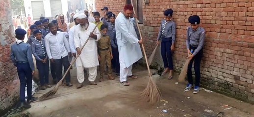 Video herunterladen: मलकपुर में जमीयत यूथ क्लब ने चलाया सफाई अभियान, ग्रामीणों को किया जागरूक