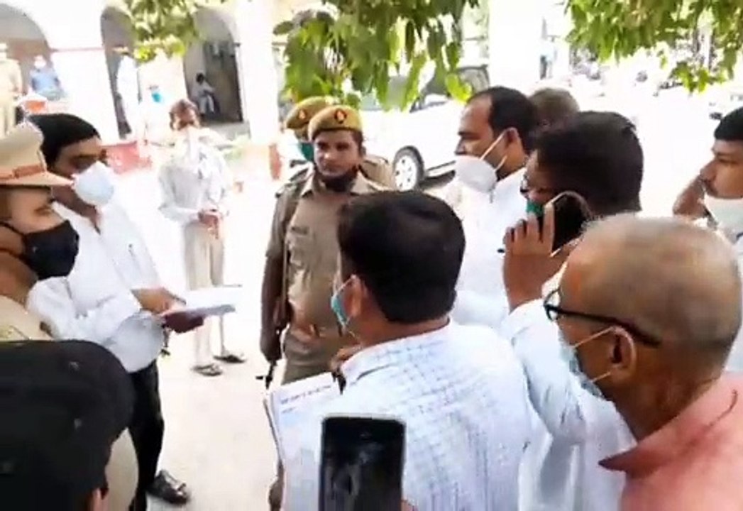 मंडला आयुक्त से नहीं मिलने को लेकर कांग्रेसी और पुलिस में हुई कहासुनी