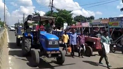 मंडी में प्याज लेकर आए वाहनों उसे लगा लंबा जाम