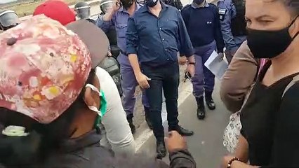 La policía desalojó un corte de ruta: tres detenidos y tres efectivos heridos