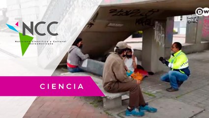 Un ac­ti­vis­ta re­par­te cu­bre­bo­cas en­tre los ha­bi­tan­tes de la “Bo­go­tá ol­vi­da­da”