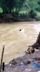 Cảm động cảnh bộ đội vượt nước xiết ứng cứu ngôi làng bị cô lập