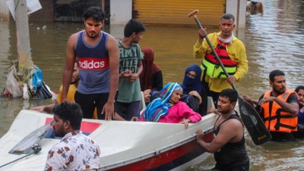 Hyderabad: Flood turn over boat, people shouts to save