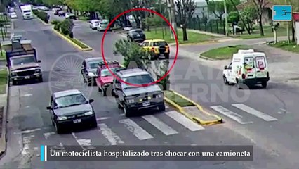 Un motociclista hospitalizado tras chocar con una camioneta