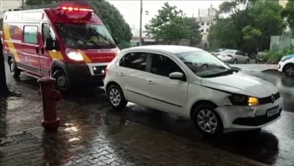 Gol e Honda Civic batem em cruzamento no Centro