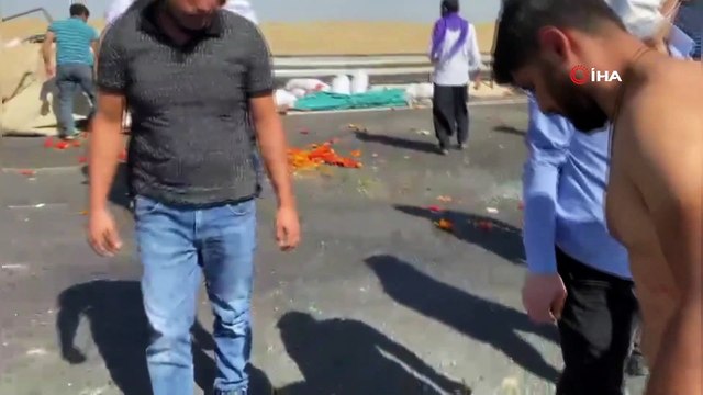 Biber yüklü kamyonet takla attı: 3 yaralı