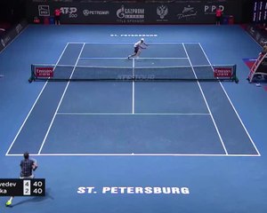 Saint-Pétersbourg - Medvedev surpris par Opelka, sa raquette y passe