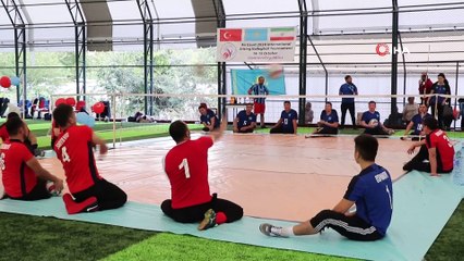 Türkiye'de ilk kez halı sahada oturarak voleybol oynadılar