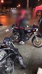 Intentaron robarse una moto, pero no les prendió