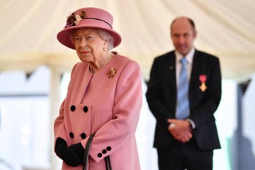 Queen Elizabeth’s Mask-less Public Appearance Has Sparked Concern