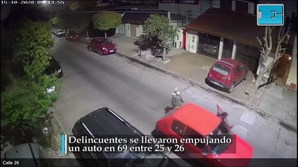 Delincuentes se llevaron empujando un auto en 69 entre 25 y 26