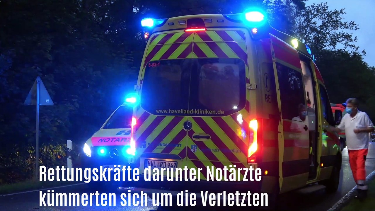 Nauen - Auto landet im Wald, mehrere Verletzte